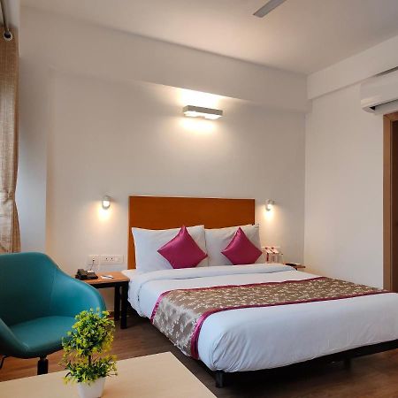 Kanak Beacon Hotel - Ashram Road אחמדאבאד מראה חיצוני תמונה